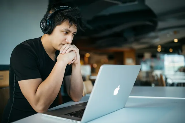Latihan listening dengan headphone